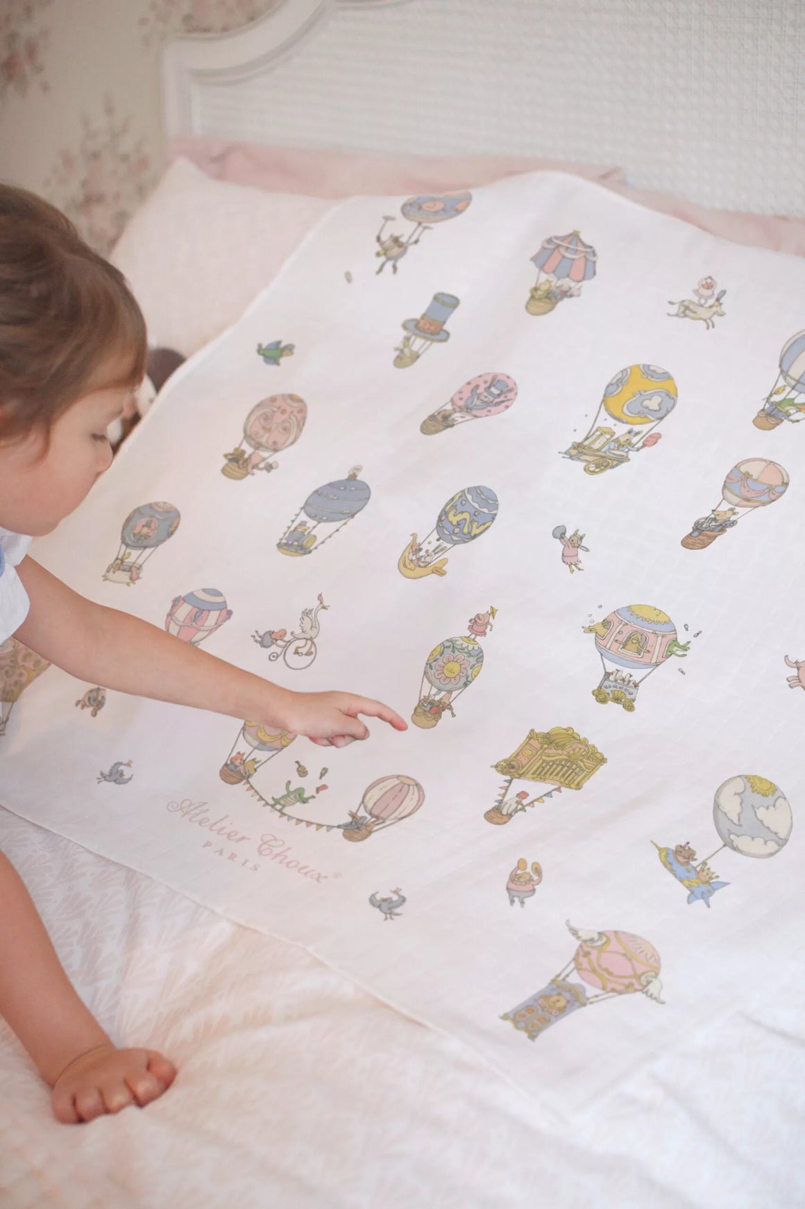 FRENCH CARRÉS LARGE ORGANIC COTTON BABY SWADDLES - ATELIER CHOUX LITTLE HOT AIR BALLOON PASTEL CIRCUS