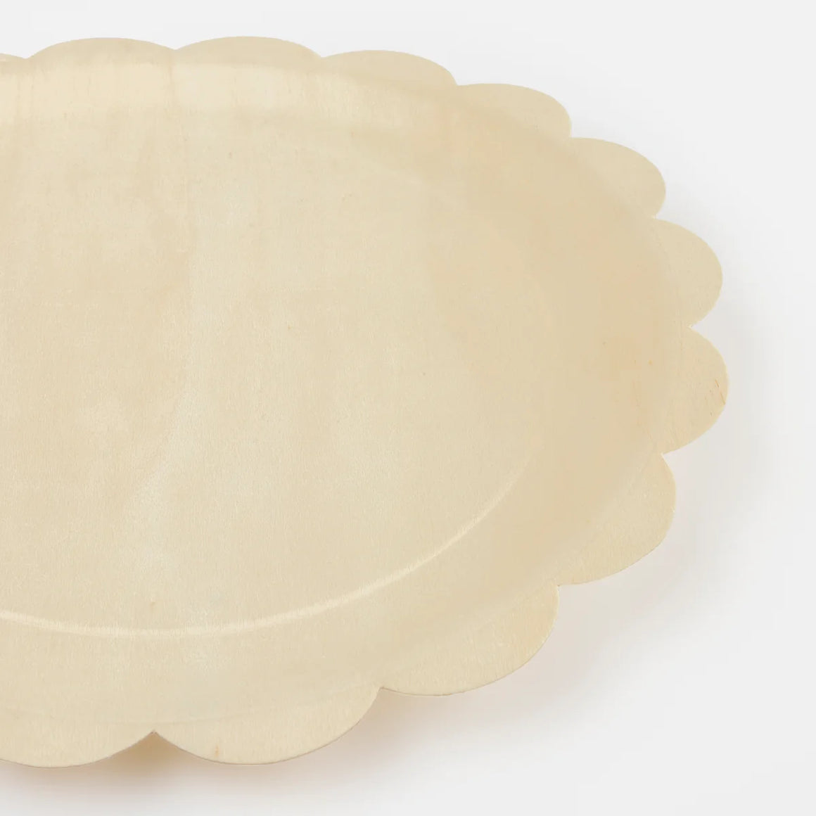 PLATES - WOODEN SCALLOPED MERI MERI